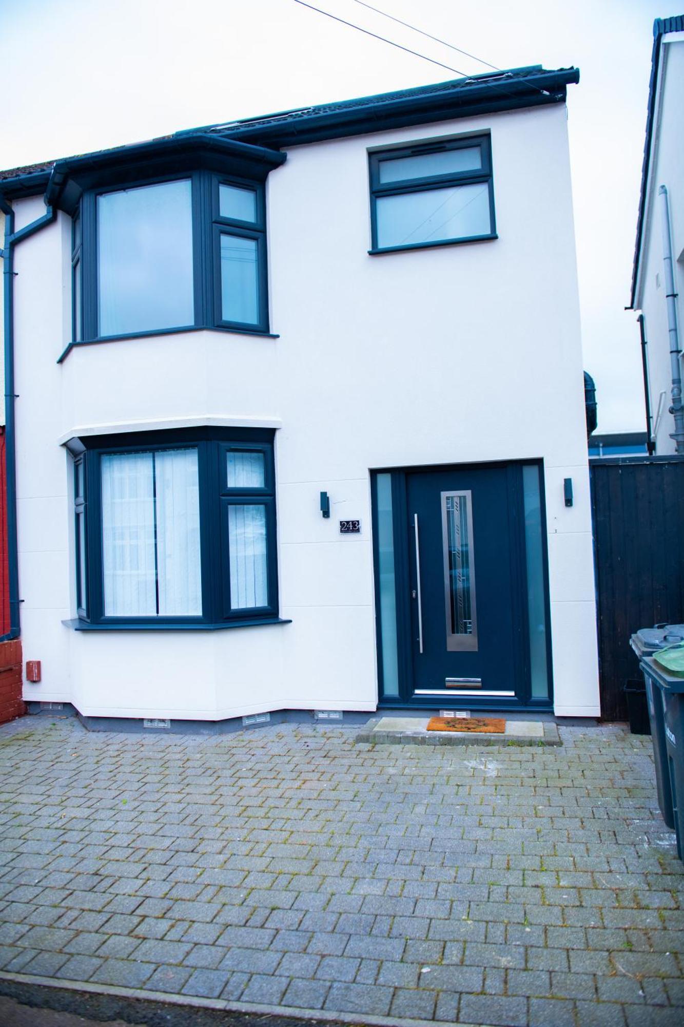 Newly Refurbished - Affordable Four Bedroom Semi-Detached House Near Luton Airport And Luton Hospital Kültér fotó