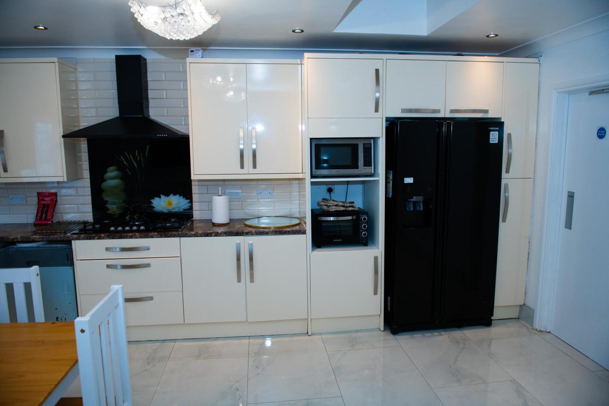 Newly Refurbished - Affordable Four Bedroom Semi-Detached House Near Luton Airport And Luton Hospital Kültér fotó