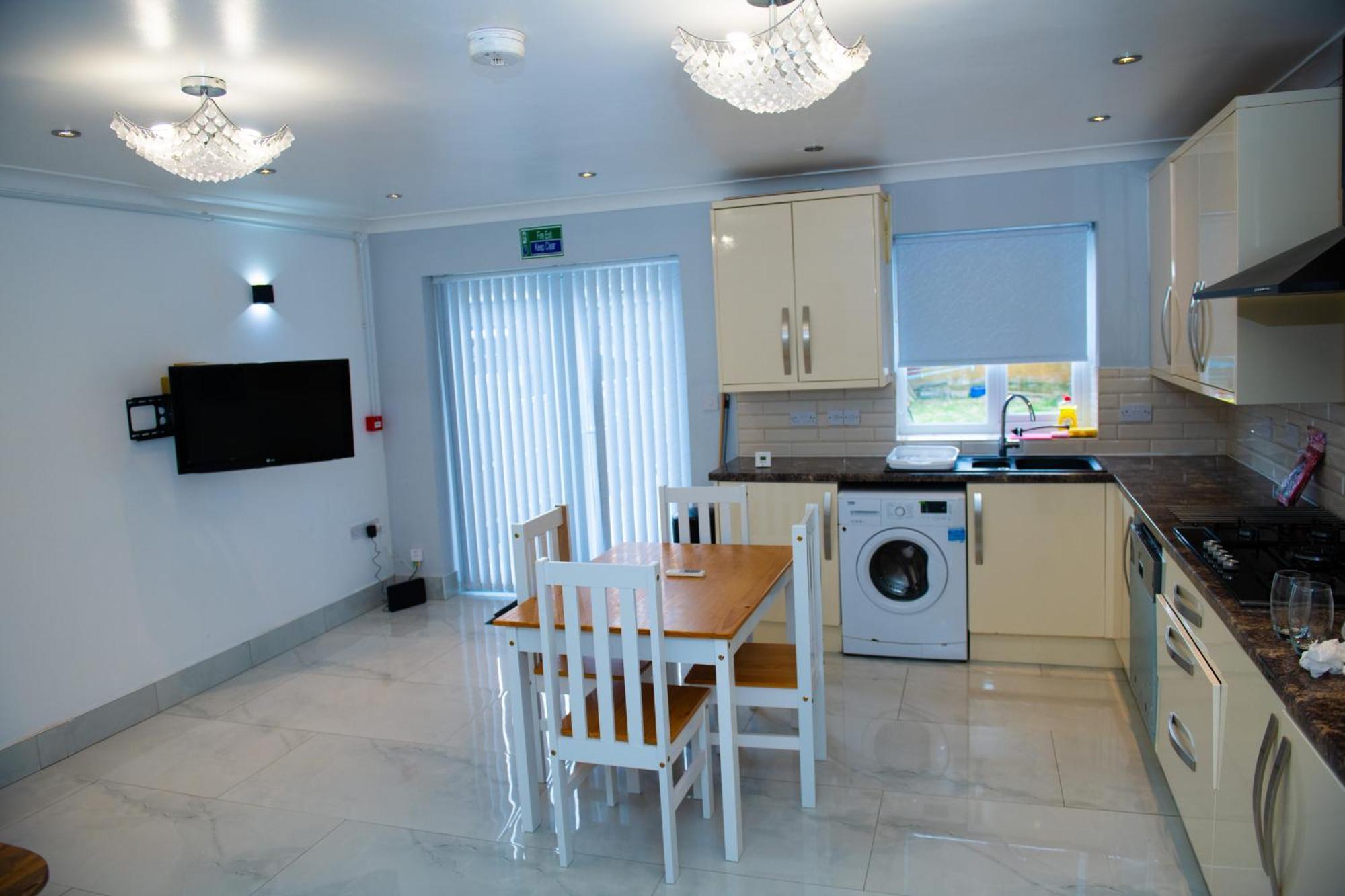 Newly Refurbished - Affordable Four Bedroom Semi-Detached House Near Luton Airport And Luton Hospital Kültér fotó