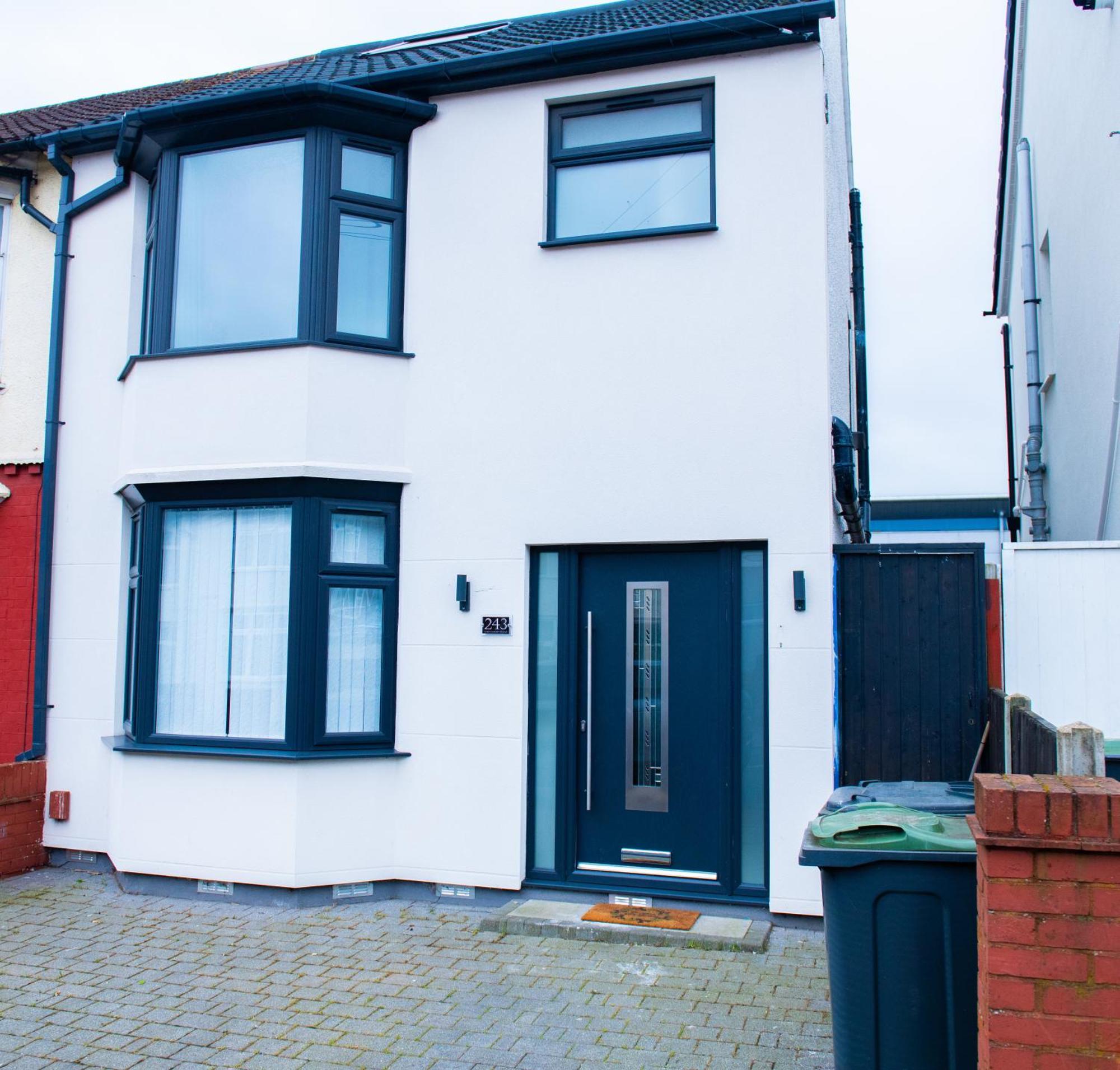 Newly Refurbished - Affordable Four Bedroom Semi-Detached House Near Luton Airport And Luton Hospital Kültér fotó