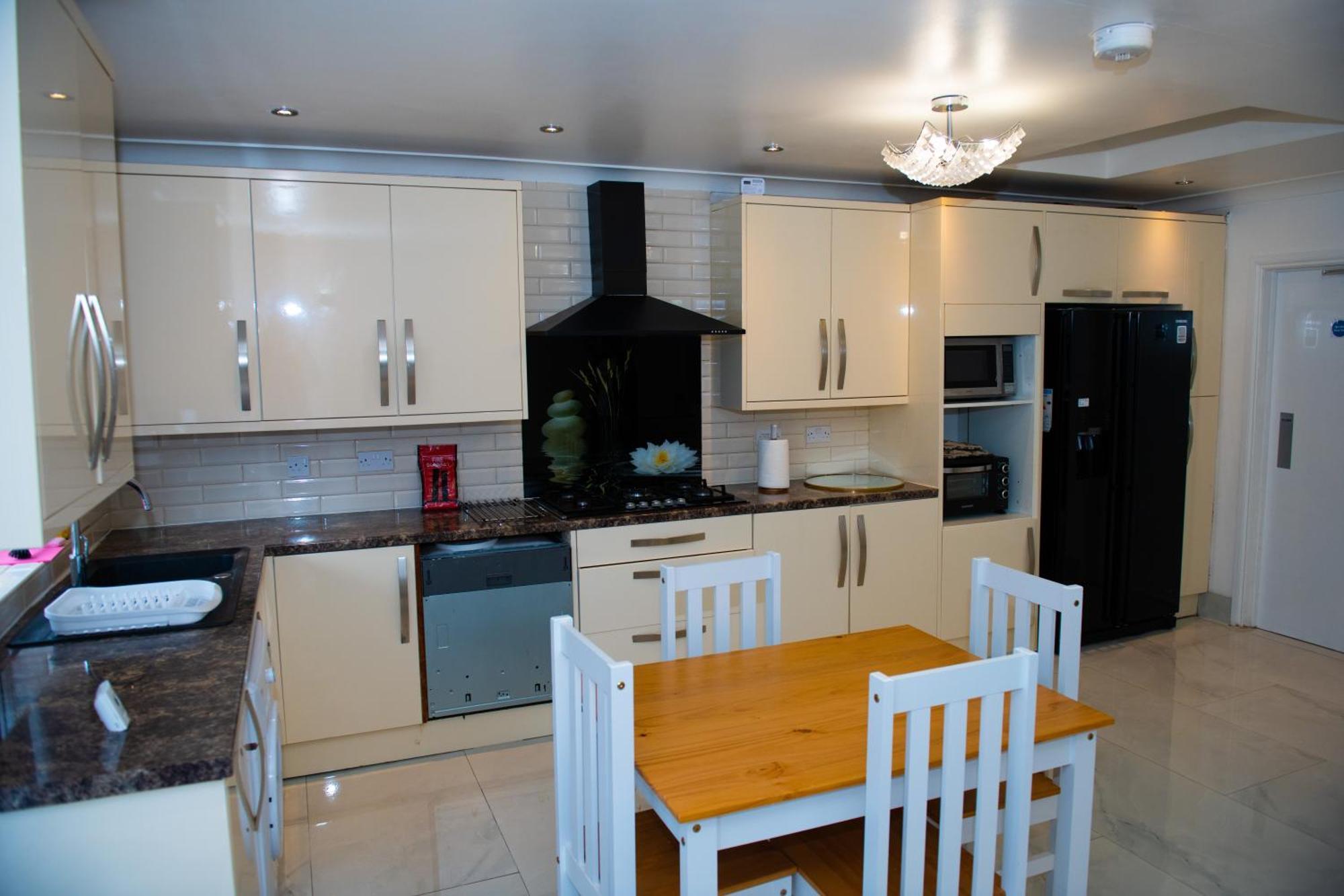 Newly Refurbished - Affordable Four Bedroom Semi-Detached House Near Luton Airport And Luton Hospital Kültér fotó