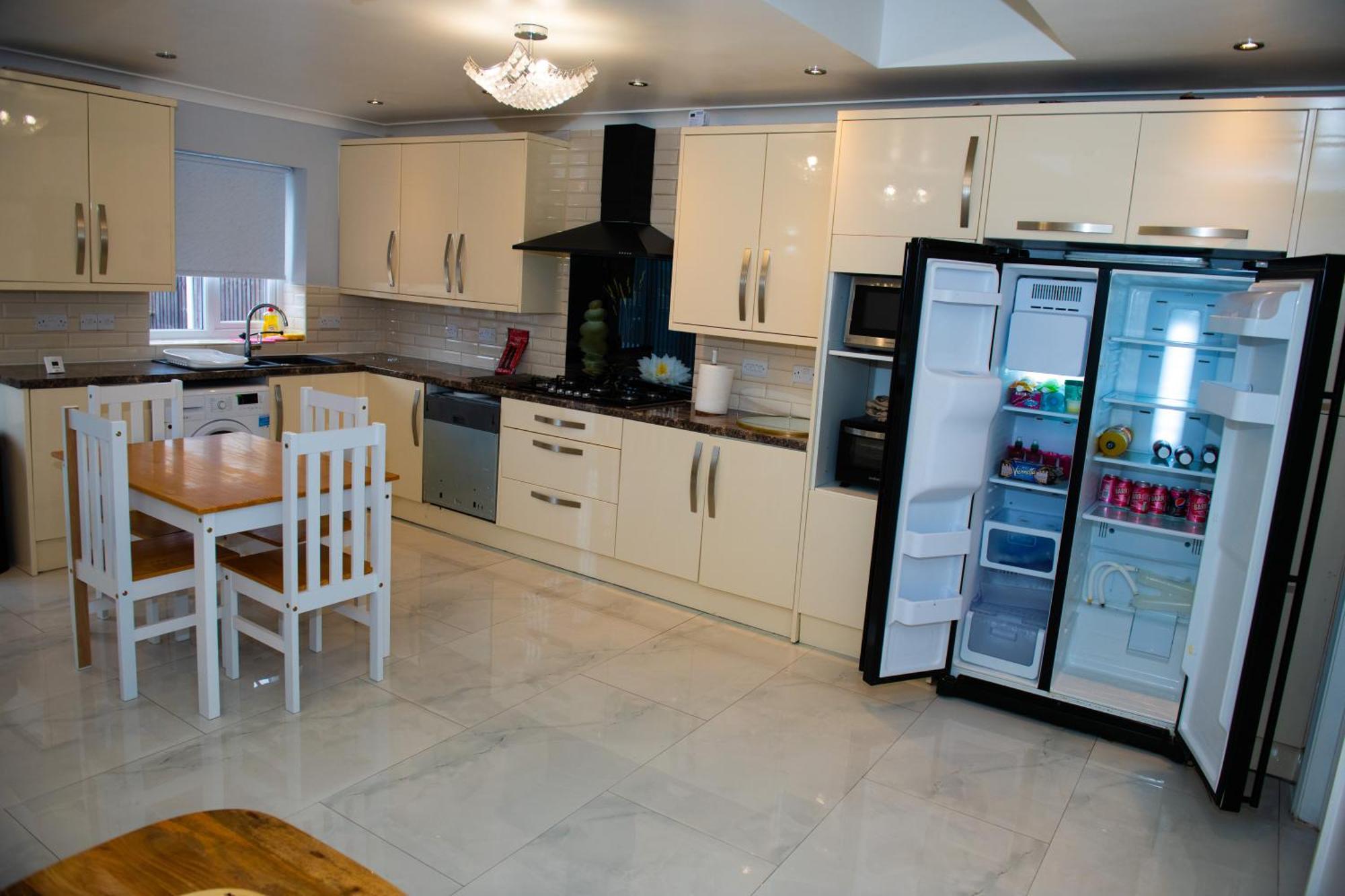 Newly Refurbished - Affordable Four Bedroom Semi-Detached House Near Luton Airport And Luton Hospital Kültér fotó